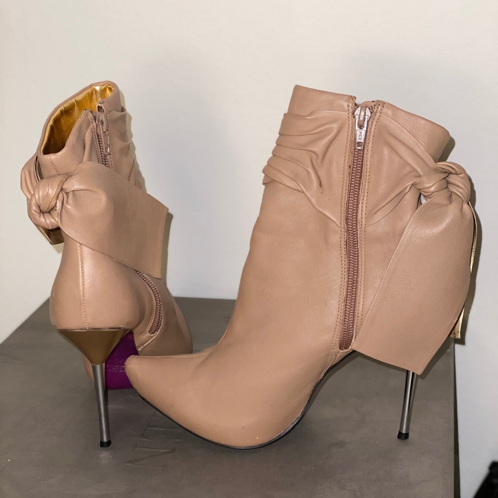 Beige leather heeled booties by Sergio Zelcer - Picture 3 of 7